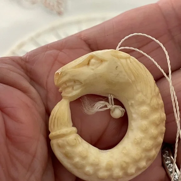 Cream Reptile Pendant bone ring - Picture 2 of 5